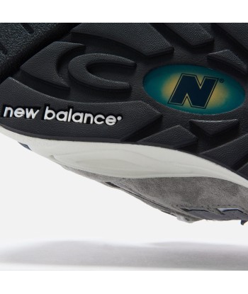 New Balance 990 v2 - Grey / Dark Grey / White s'inspire de l'anatomie humaine