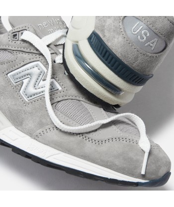 New Balance 990 v2 - Grey / Dark Grey / White s'inspire de l'anatomie humaine