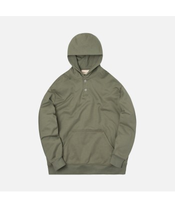 Fear of God Everyday Henley Hoodie - Army Green s'inspire de l'anatomie humaine