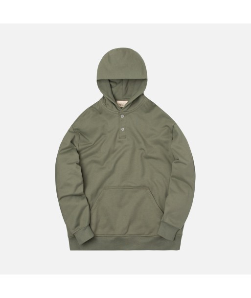 Fear of God Everyday Henley Hoodie - Army Green s'inspire de l'anatomie humaine