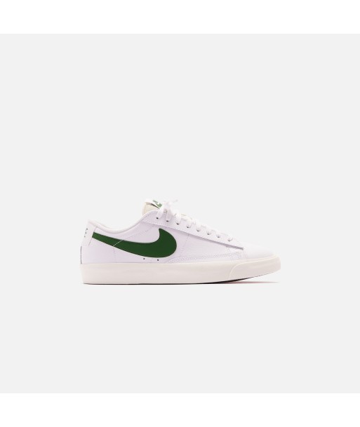 Nike Blazer Low - White / Forest Green / Sail suggérées chez