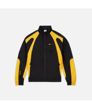 Nike x Drake Nocta Au Essential Track Jacket - Black / University Gold est présent 